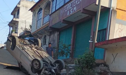 Se registra volcadura de vehículo en la Colonia Vasconcelos, Xalapa