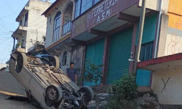 Se registra volcadura de vehículo en la Colonia Vasconcelos, Xalapa