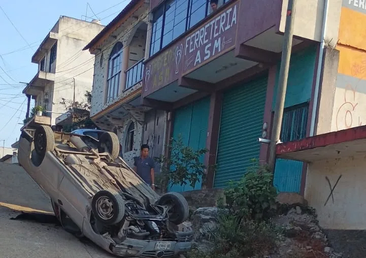 Se registra volcadura de vehículo en la Colonia Vasconcelos, Xalapa