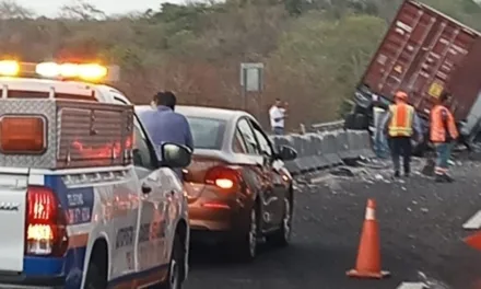 Se accidenta tráiler en la carretera Xalapa-Veracruz, a la altura de la caseta de La Antigua