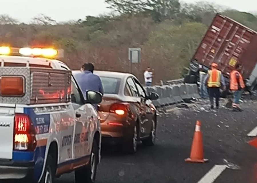 Se accidenta tráiler en la carretera Xalapa-Veracruz, a la altura de la caseta de La Antigua
