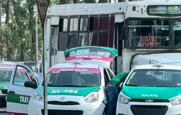 Ni entre ellos se quieren! Chocan dos taxis a la altura del Congreso del Estado