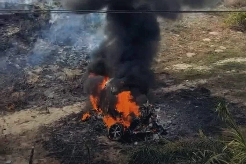 Volcadura e incendio de vehículo en Antón Lizardo , una mujer auxilio a 3 jóvenes