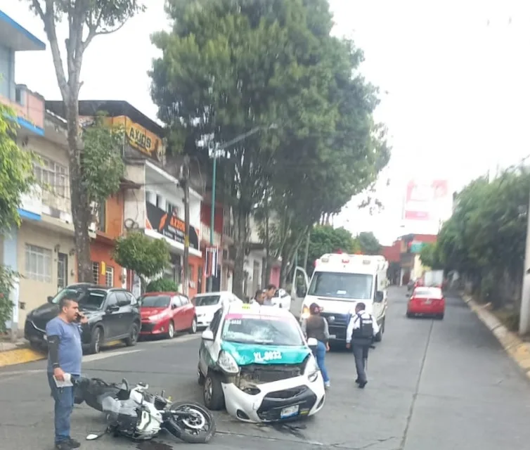 Motociclista y taxi involucrados en accidente en 20 de Noviembre