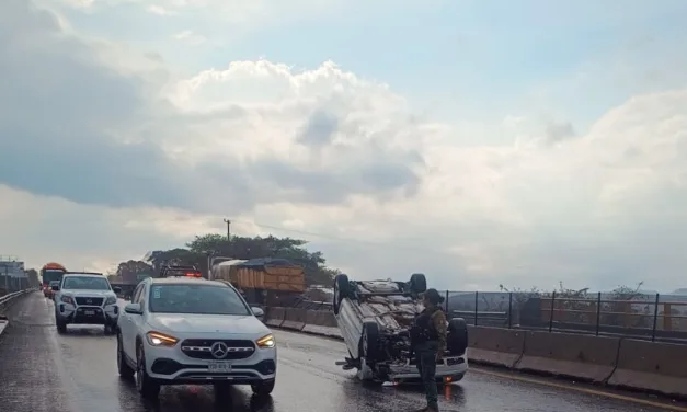 Se registra volcadura en la carretera Xalapa-Veracruz, a la altura de Cerro Gordo