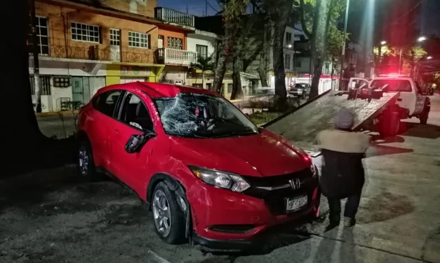 Durante la madrugada conductora se accidenta en la Av. Américas