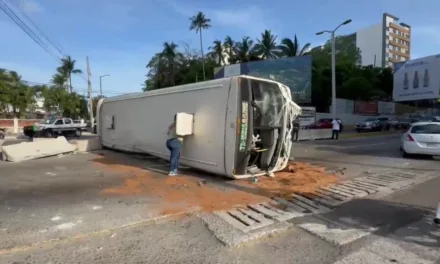 Vuelca camión de pasajeros en el bulevar Miguel Alemán de Boca del Río, varios lesionados