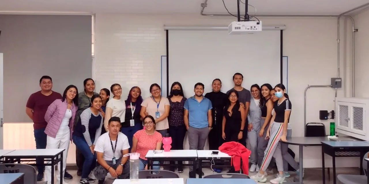 Egresado de la Facultad de Enfermería de Xalapa, realizó una intervención de musicoterapia para reducir los niveles de estrés y ansiedad entre el alumnado