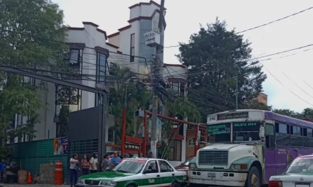 Taxi y camión chocan en la avenida Rébsamen, a la altura de la via del tren