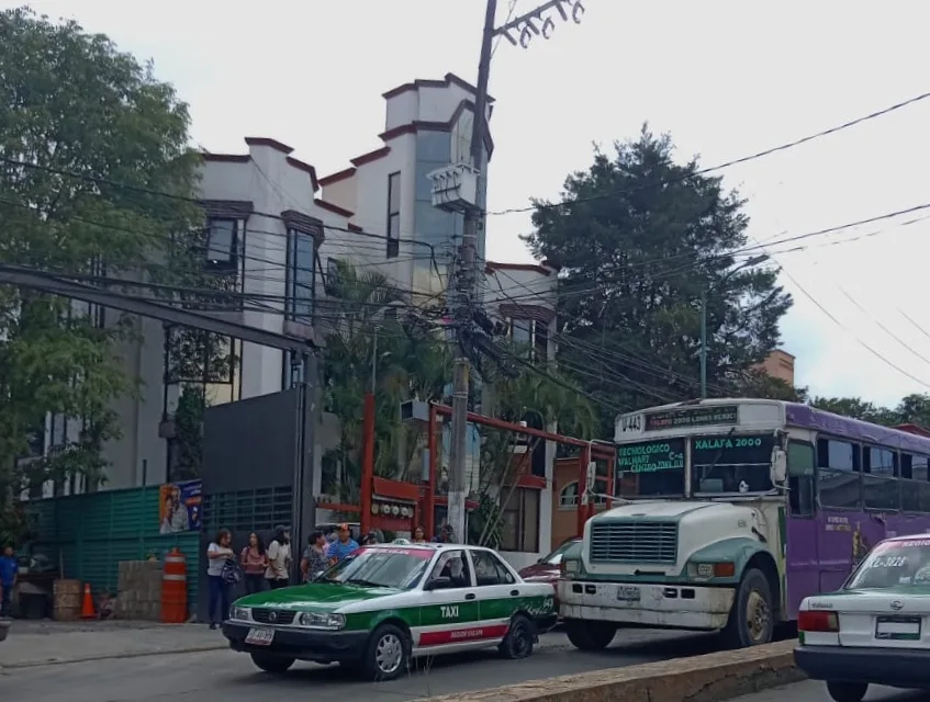 Taxi y camión chocan en la avenida Rébsamen, a la altura de la via del tren