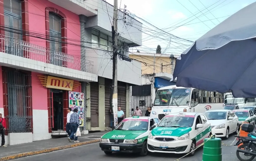 Chocan dos taxis en la zona centro de Xalapa