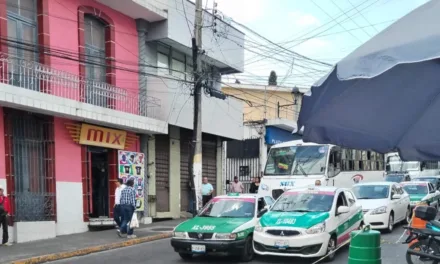 Chocan dos taxis en la zona centro de Xalapa