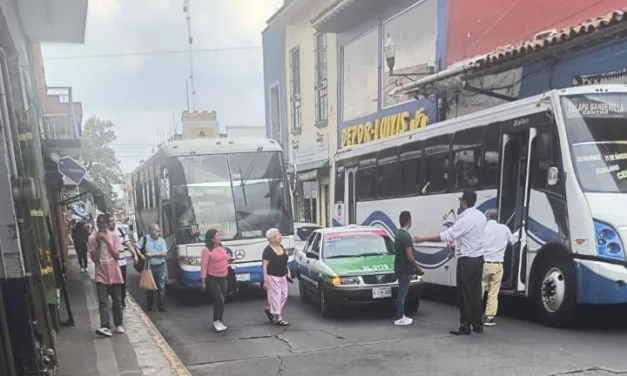 Chocan taxi y camión de la línea ATB,  a la altura de El Árbol