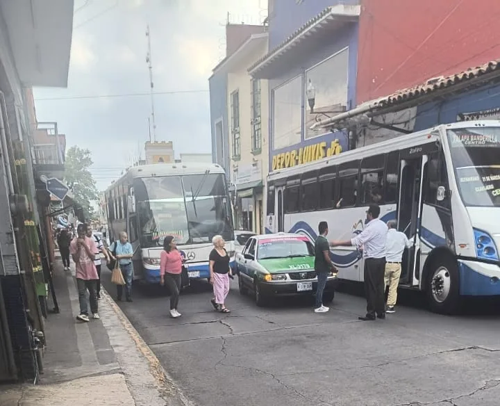 Chocan taxi y camión de la línea ATB,  a la altura de El Árbol