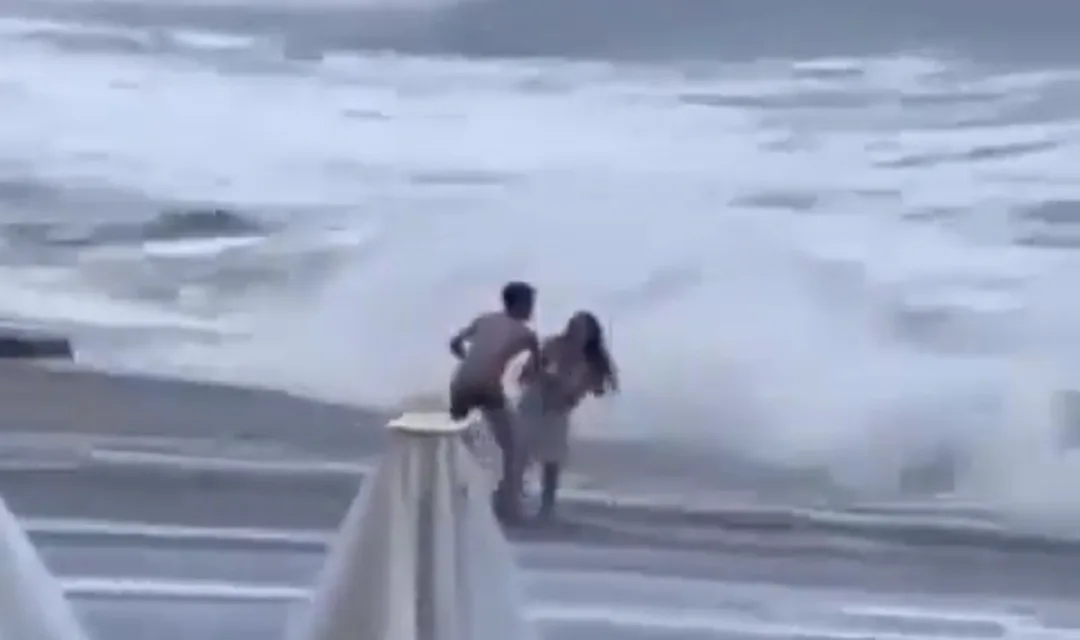 Video: pareja decide meterse al mar, ella es arrastrada por las olas en Rusia