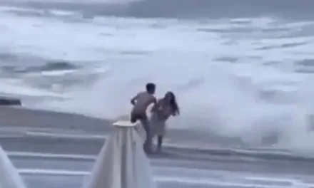 Video: pareja decide meterse al mar, ella es arrastrada por las olas en Rusia