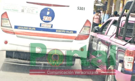 Camión de pasajeros y patrulla chocan en Las Trancas