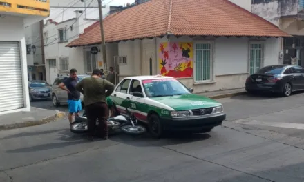 Taxi y motocicleta involucrados en accidente sobre Belisario Domínguez