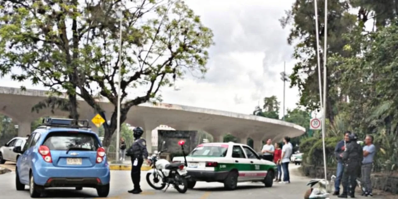Taxi y motocicleta involucrados en accidente a la altura de La Pergola