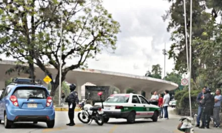 Taxi y motocicleta involucrados en accidente a la altura de La Pergola