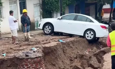 Video:Deslave en calle Río Tecolutla, dos vehículos con daños, Xalapa