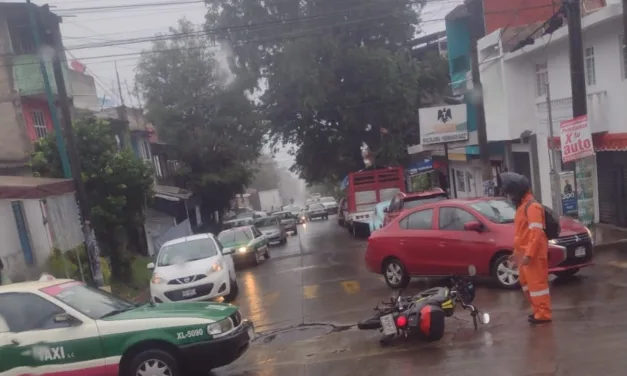 Accidente entre taxi y motocicleta en la Colonia Progreso Macuiltepec