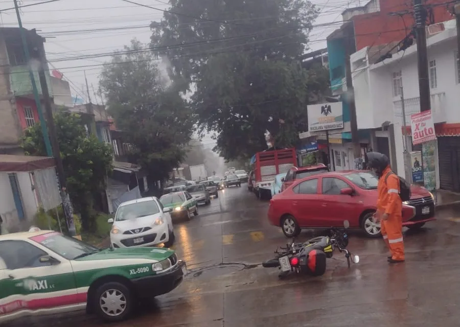 Accidente entre taxi y motocicleta en la Colonia Progreso Macuiltepec