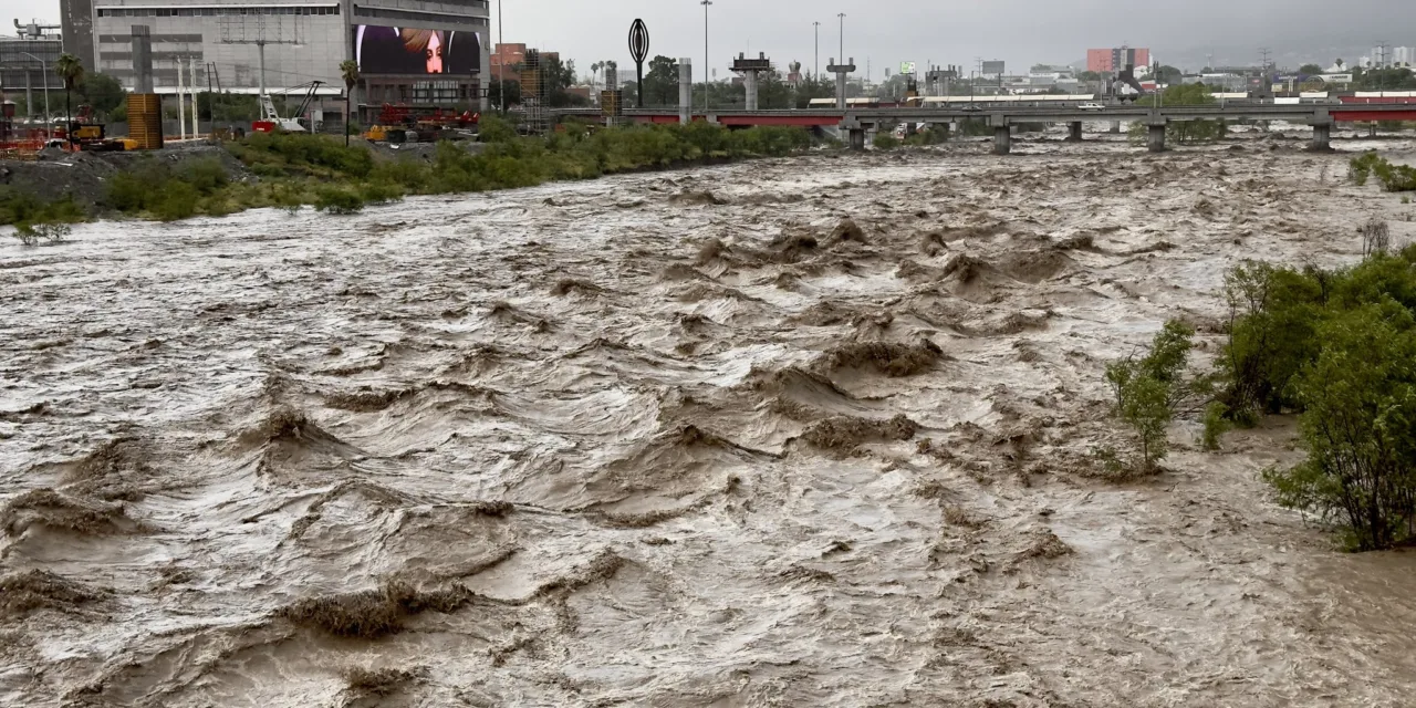 Río Santa Catarina se desborda en un tramo en Monterrey