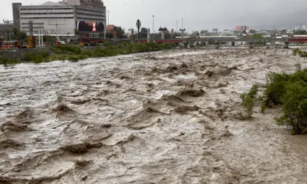 Río Santa Catarina se desborda en un tramo en Monterrey