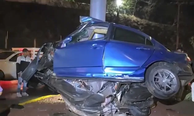 Se parte en dos Honda Civic frente a Plaza Brisas en el puerto de Veracruz.