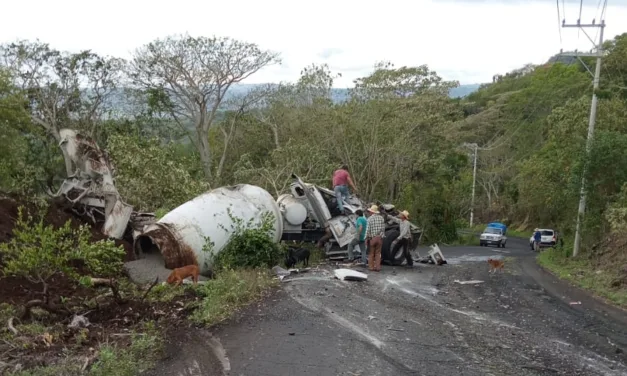 Se voltea tráiler en la carretera Naolinco – Las Hadas