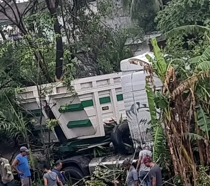 Se sale tráiler de la carretera, quedó en el patio de una casa en el poblado de El Limoncito