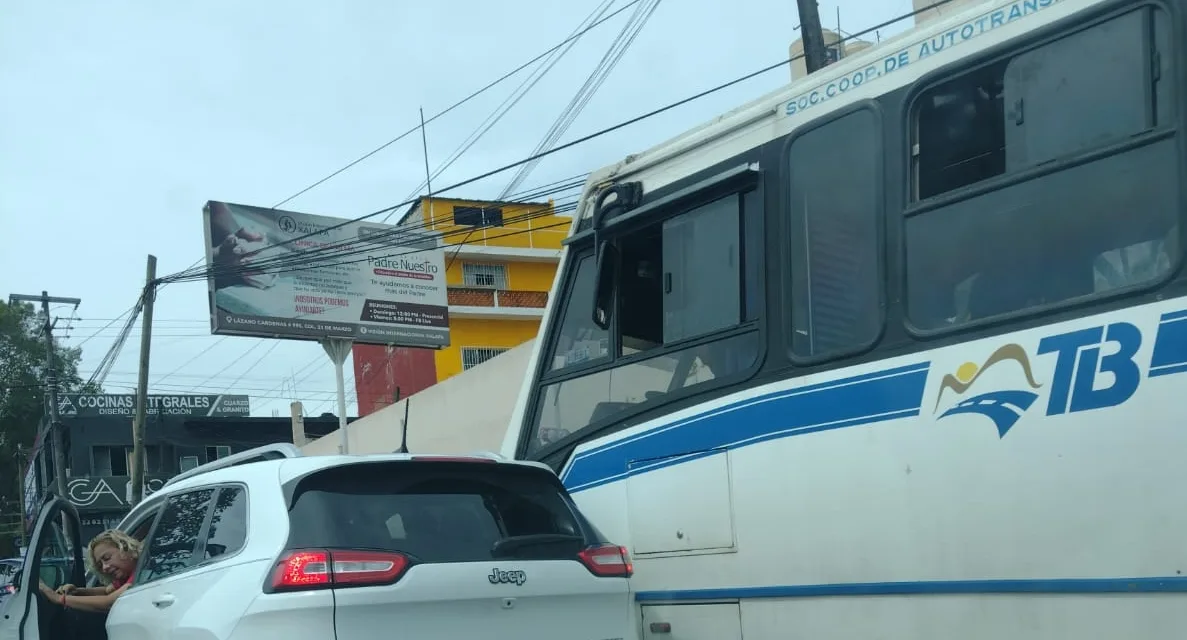 Camión de la línea ATB y camioneta chocan entrando a Xalapa