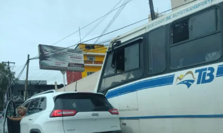 Camión de la línea ATB y camioneta chocan entrando a Xalapa