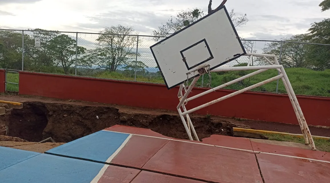 Debido a las fuertes lluvias, Unidad Deportiva sufre afectaciones en Bugambilias
