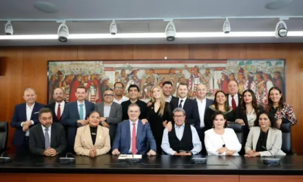 Política Ricardo Monreal recibe respaldo de Ebrard y legisladores