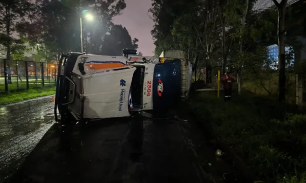 Vialidad detenida por volcadura de tráiler en la Puebla-México