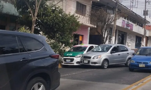 Accidente de tránsito sobre 20 de Noviembre,  esquina Zempoala