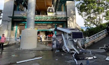 Cabina de teleférico se desploma con 11 pasajeros a bordo del Metrocable en Colombia