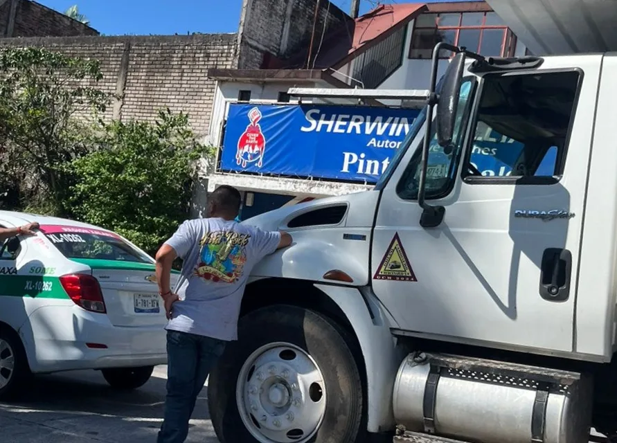 Camión tipo Volteo impacta taxi a  la altura del puente Bicentenario, Xalapa