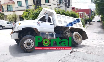 Camión tipo Volteo se hunde en alcantarilla sobre la calle  Agustín Lara,  Xalapa