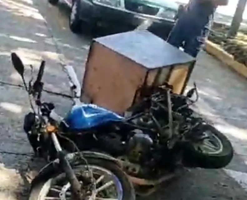 Motociclista y taxi chocan en Maestros Veracruzanos