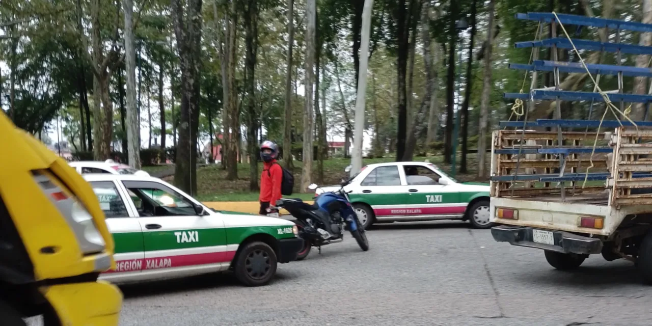 Moto y taxi chocan por alcance en la avenida Xalapa