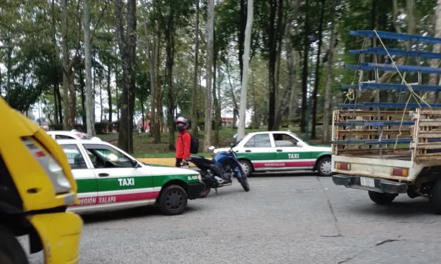 Moto y taxi chocan por alcance en la avenida Xalapa