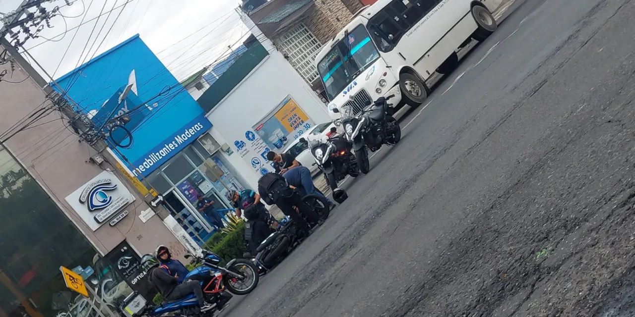 Motociclista y ciclista se ven involucrados en accidente, Xalapa