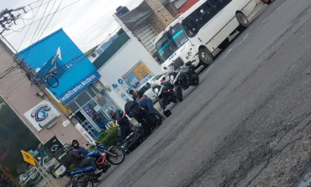 Motociclista y ciclista se ven involucrados en accidente, Xalapa