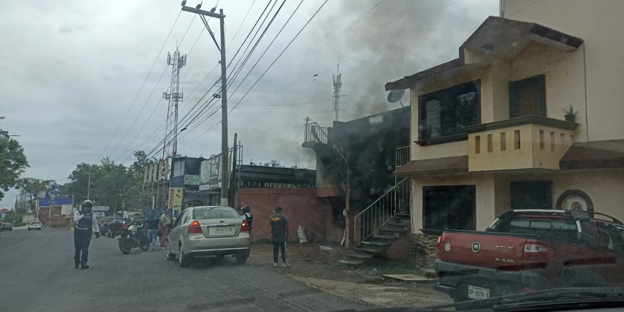 Se registra incendio de casa sobre la carretera Xalapa – Veracruz,  a la altura de Las Trancas