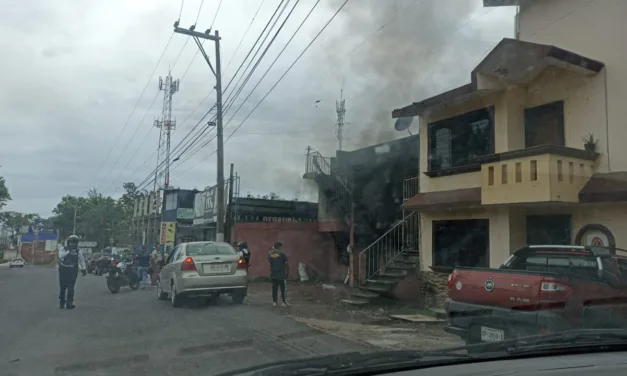 Se registra incendio de casa sobre la carretera Xalapa – Veracruz,  a la altura de Las Trancas