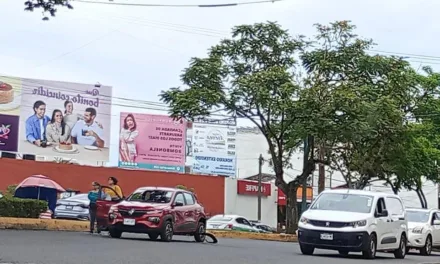 Accidente de tránsito en Araucarias esquina Pico de Orizaba