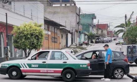 Taxi y auto particular chocan en la Colonia Revolución